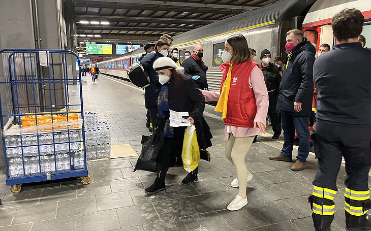 Sicher angekommen auf dem M&uuml;nchner Hauptbahnhof: vor dem Putin-Krieg Gefl&uuml;chtete Menschen, dovon auch viele &Auml;ltere,  aus der Ukraine(Foto:Martin Schmitz)